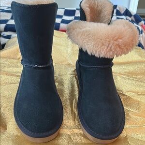 Cozy navy and cream lined with fur short women's boots Size 8